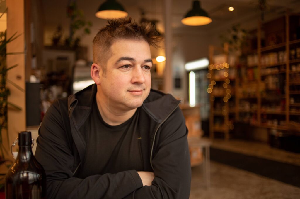 Un homme blanc de quarante ans, dans un restaurant du quartier Saint-Sauveur, dans la ville de Québec