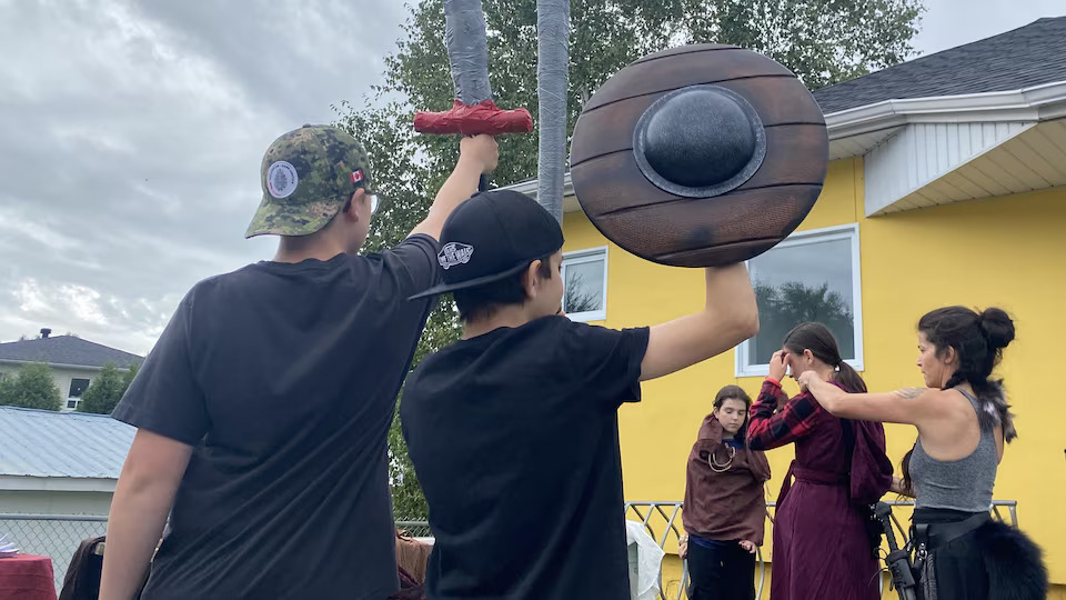 des adolescents initiés au jeu de rôle grandeur nature